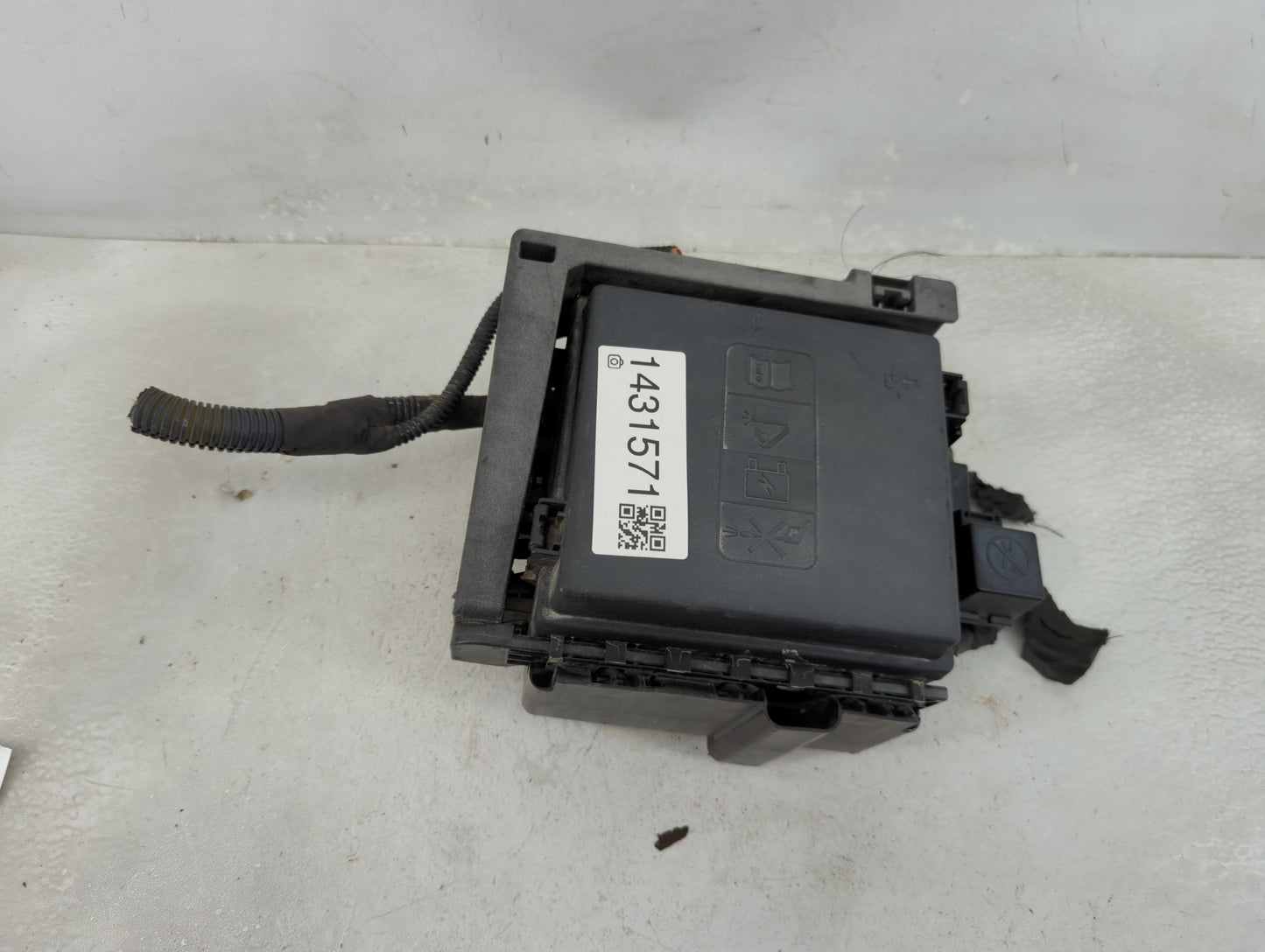 2018-2019 Gmc Acadia Fusebox Fuse Box Panel Relay Module P/N:7171-4521-30 Fits Fits 2018 2019 OEM Used Auto Parts - Oemuseda