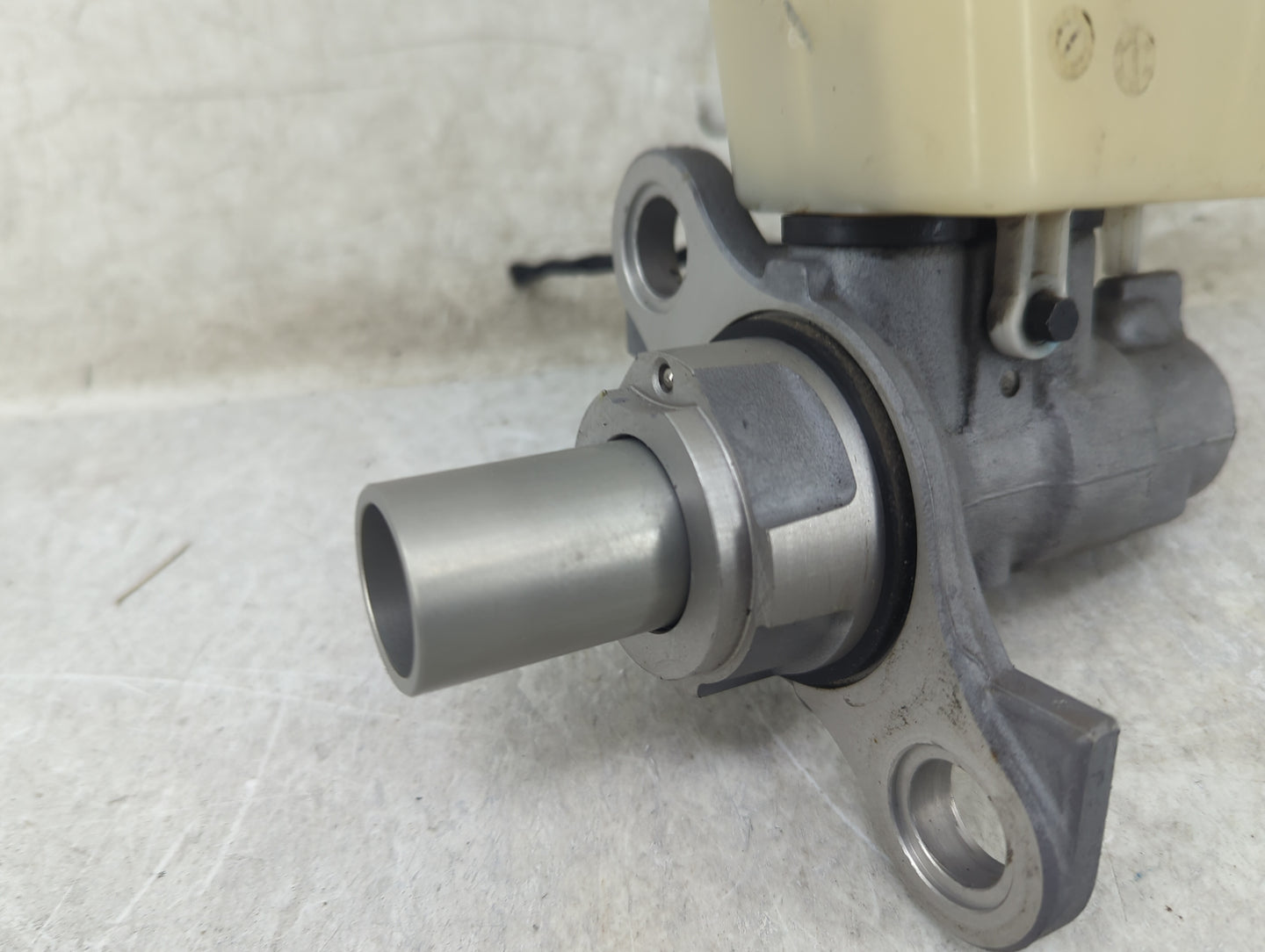 2020-2022 Gmc Acadia Brake Master Cylinder 1451150 - Oemusedautoparts1.com