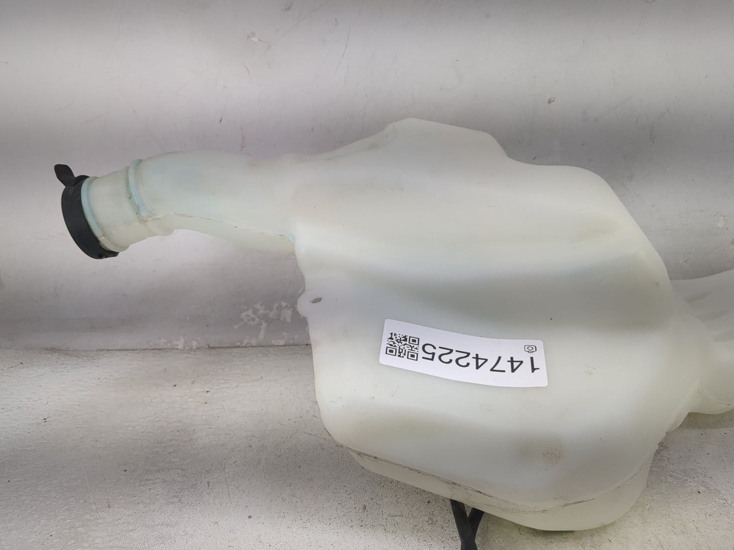 2017-2022 Gmc Acadia Windshield Washer Fluid Reservoir Bottle Oem - Oemusedautoparts1.com