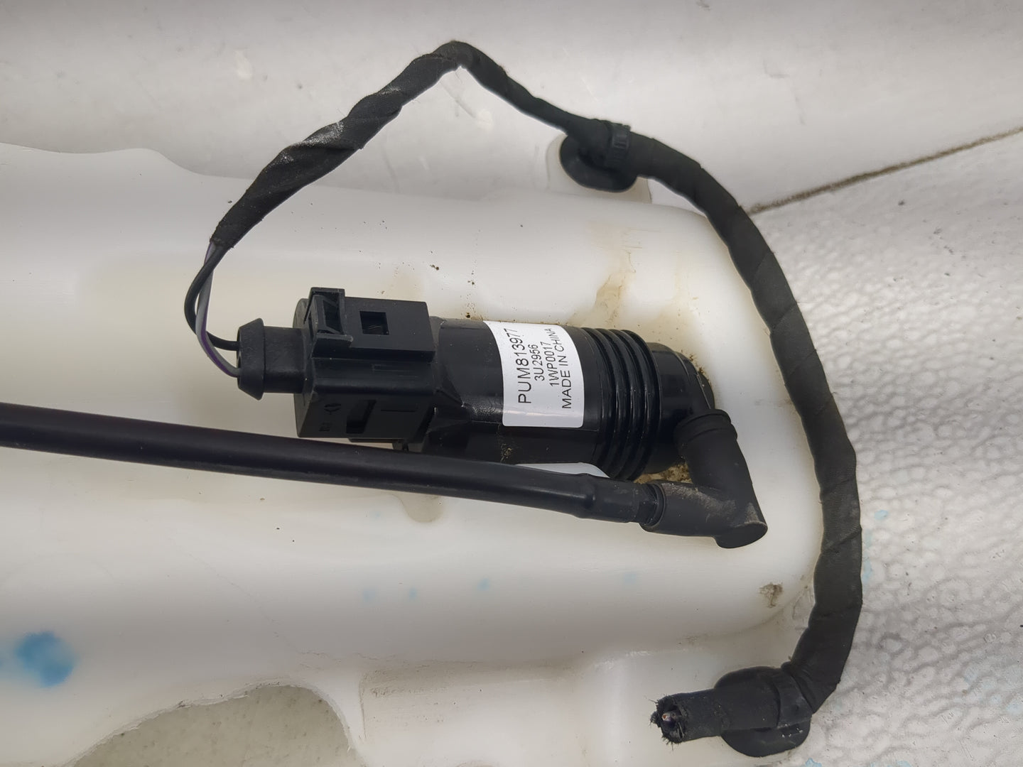 2017-2022 Gmc Acadia Windshield Washer Fluid Reservoir Bottle Oem - Oemusedautoparts1.com