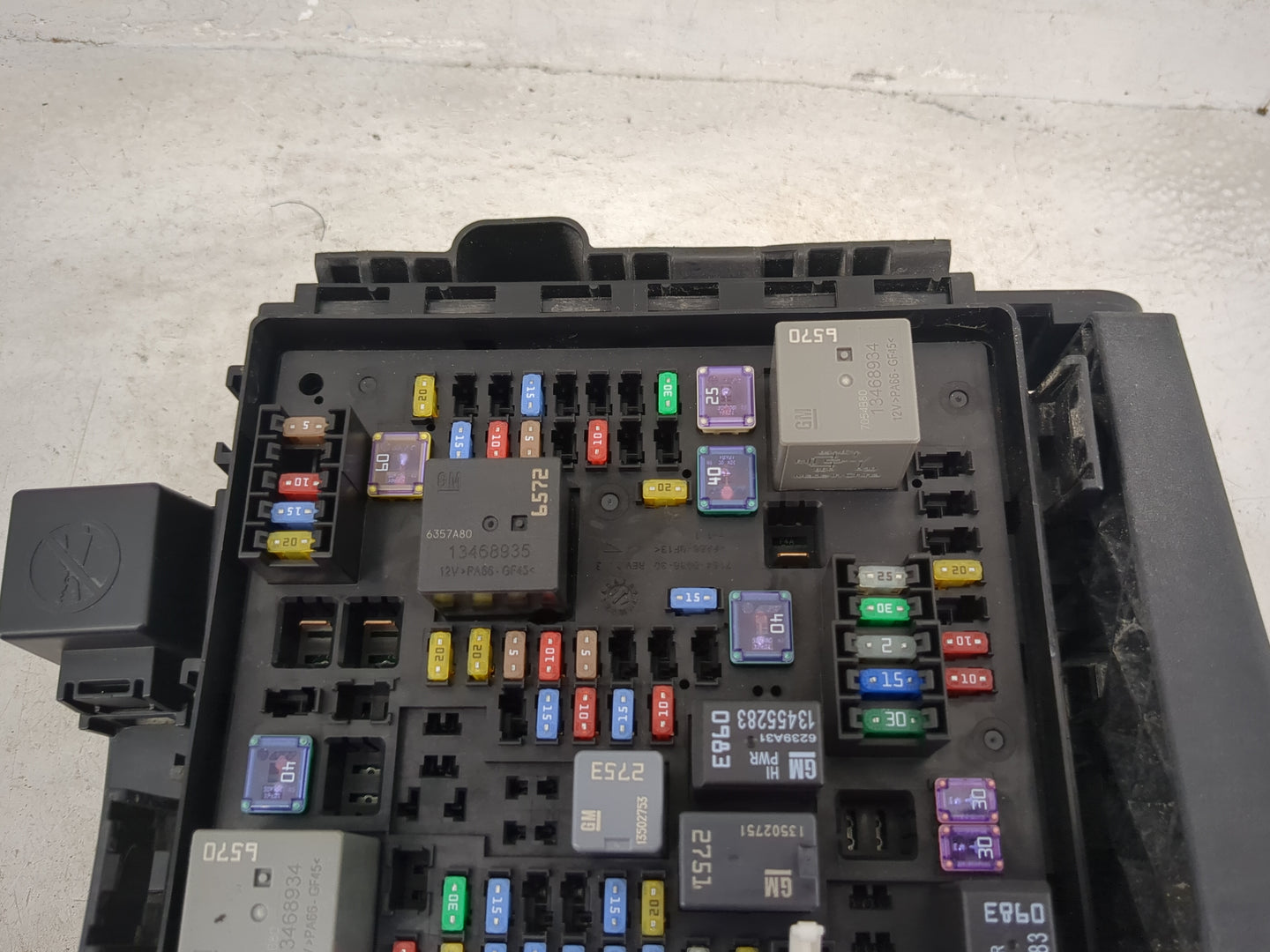 2018-2019 Gmc Acadia Fusebox Fuse Box Panel Relay Module P/N:84137484 13458934, 13458935, 13455283, 13502751 Fits Fits 2018 