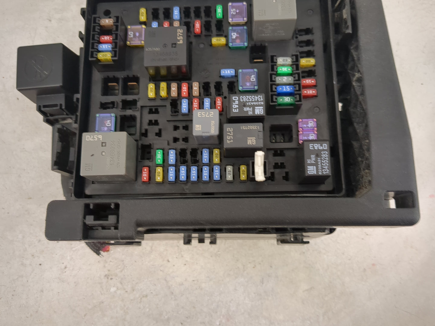 2018-2019 Gmc Acadia Fusebox Fuse Box Panel Relay Module P/N:84137484 13458934, 13458935, 13455283, 13502751 Fits Fits 2018 