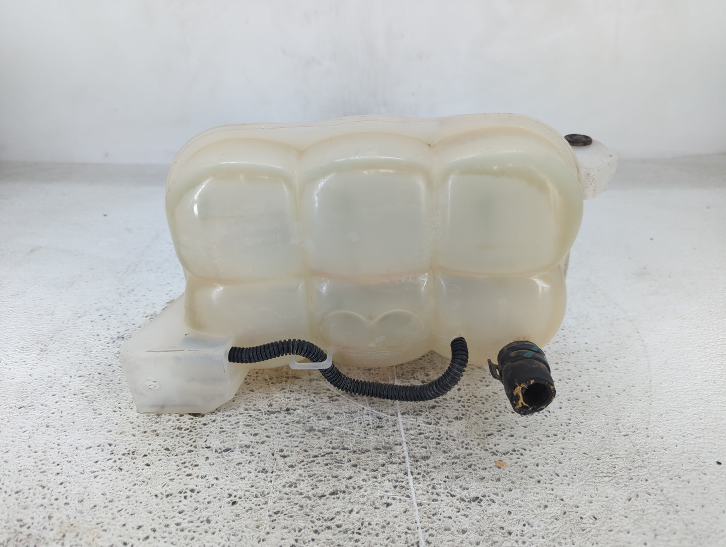 2019 Gmc Sierra 1500 Radiator Coolant Overflow Expansion Tank Bottle - Oemusedautoparts1.com