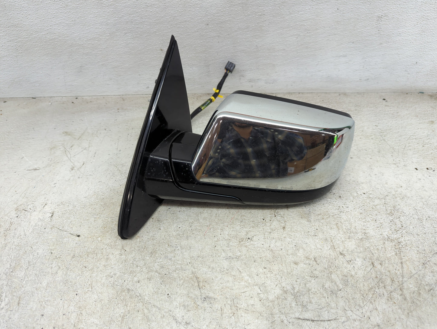 2015-2020 Gmc Yukon Driver Side View Mirror - Left Door Mirror OEM Used - Oemusedautoparts1.com