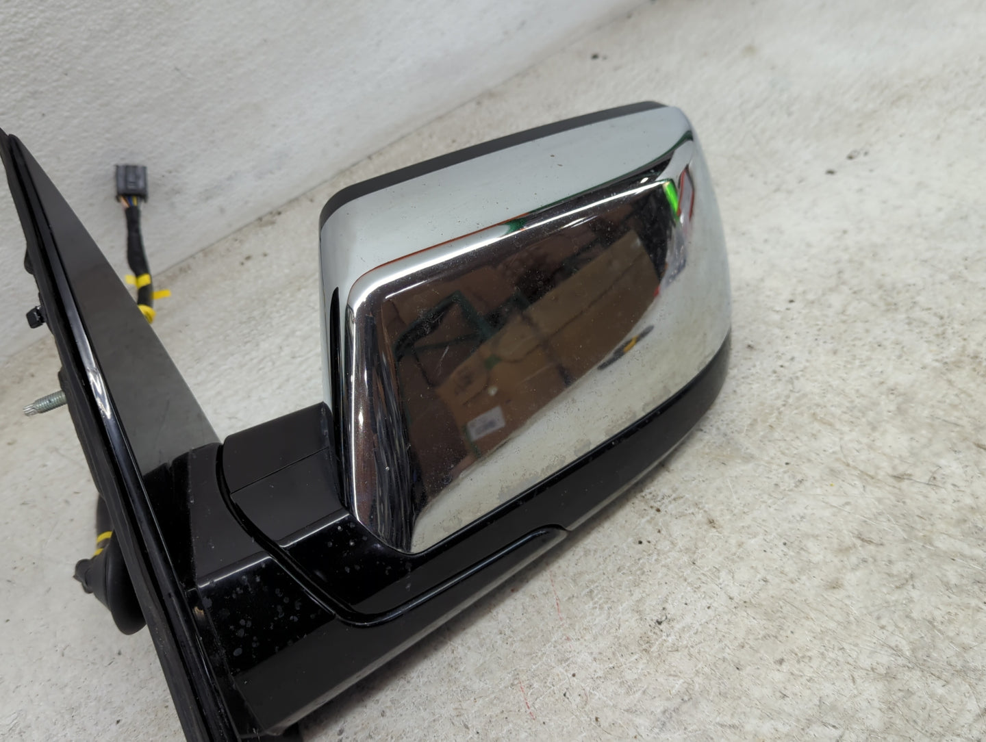 2015-2020 Gmc Yukon Driver Side View Mirror - Left Door Mirror OEM Used - Oemusedautoparts1.com