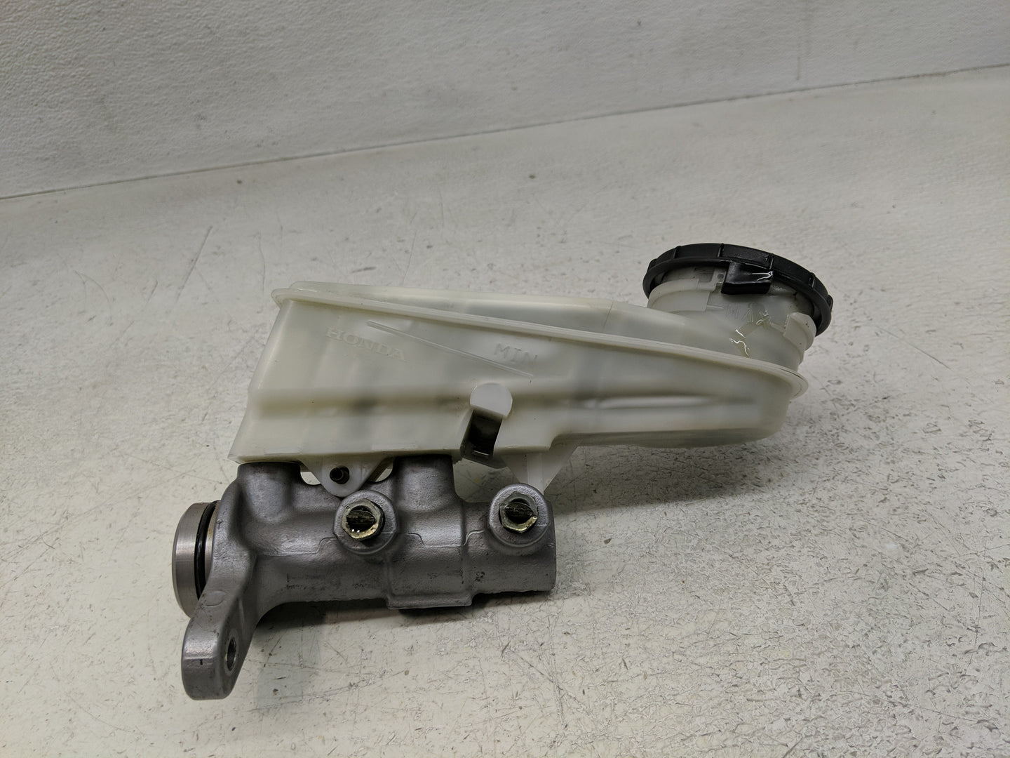 2016-2020 Honda Civic Brake Master Cylinder 1302589 - Oemusedautoparts1.com