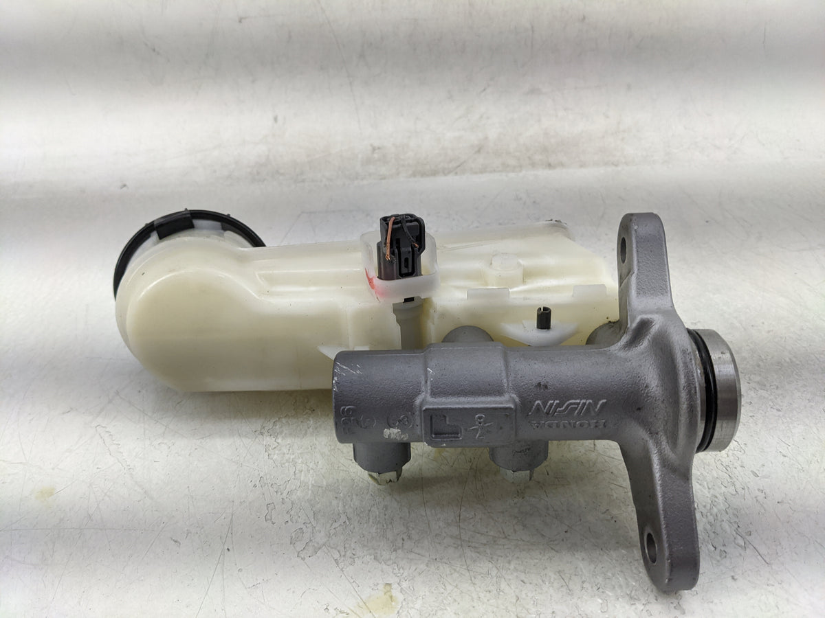 2016-2021 Honda Civic Brake Master Cylinder 1377107 - Oemusedautoparts1.com