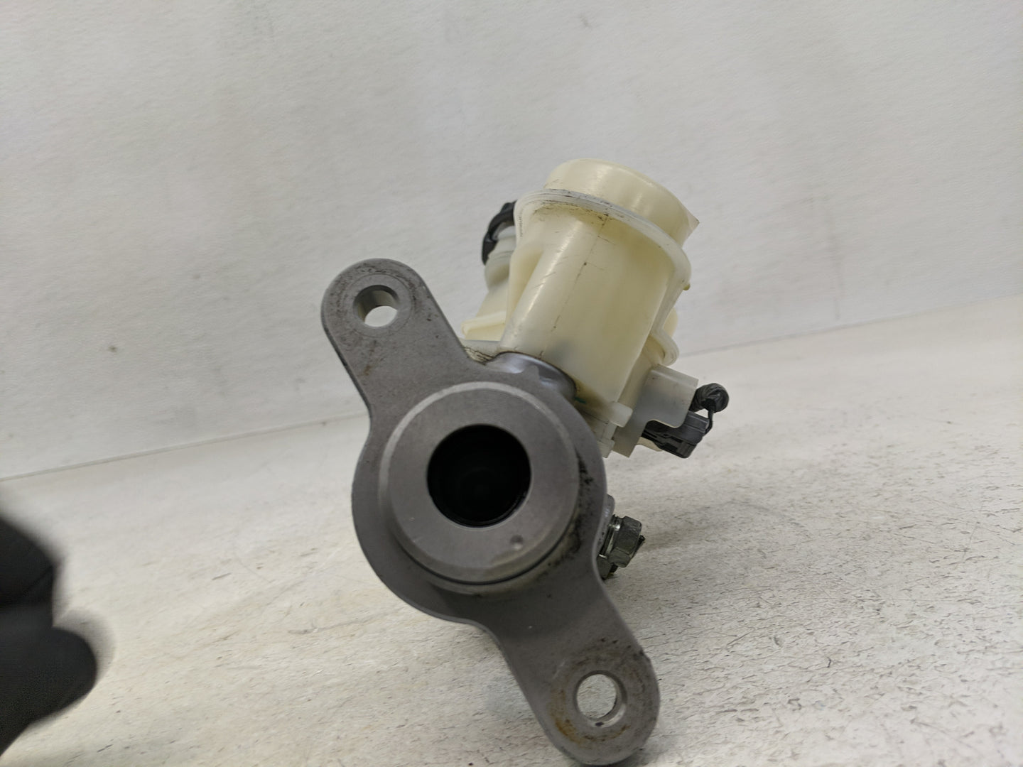 2016-2022 Honda Hr-v Brake Master Cylinder 1300389 - Oemusedautoparts1.com
