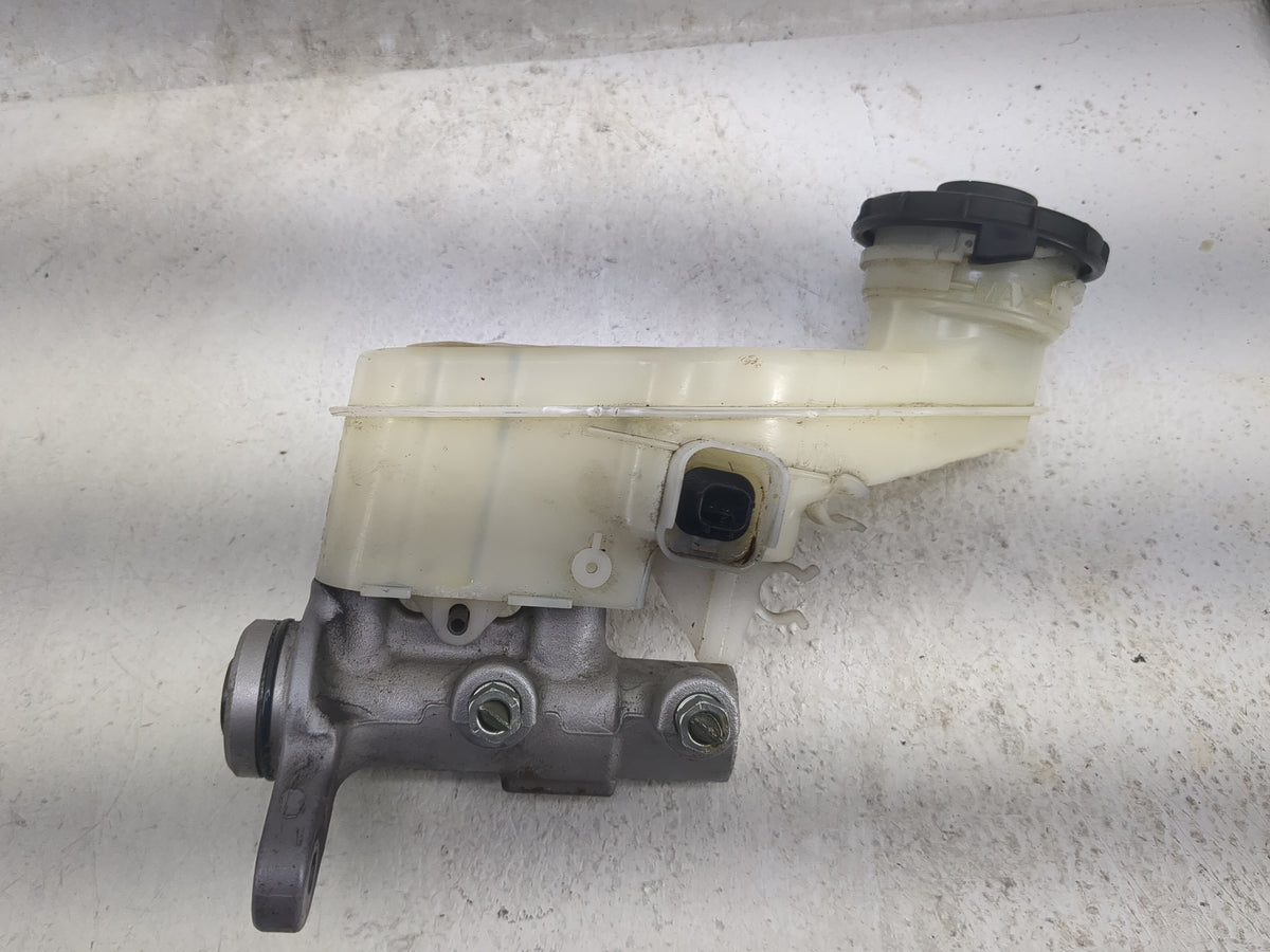 2016-2022 Honda Hr-v Brake Master Cylinder 1498094 - Oemusedautoparts1.com