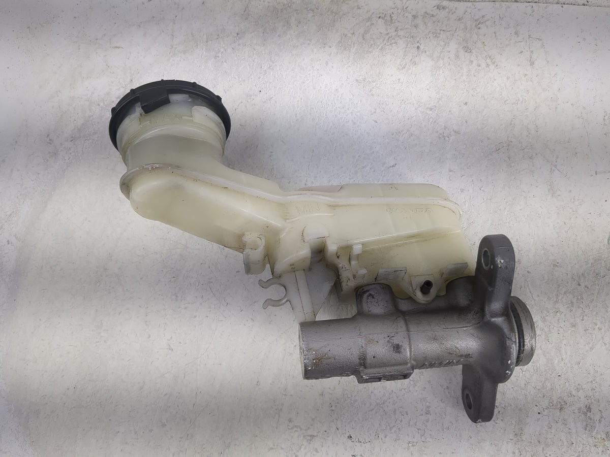 2016-2022 Honda Hr-v Brake Master Cylinder 1498094 - Oemusedautoparts1.com