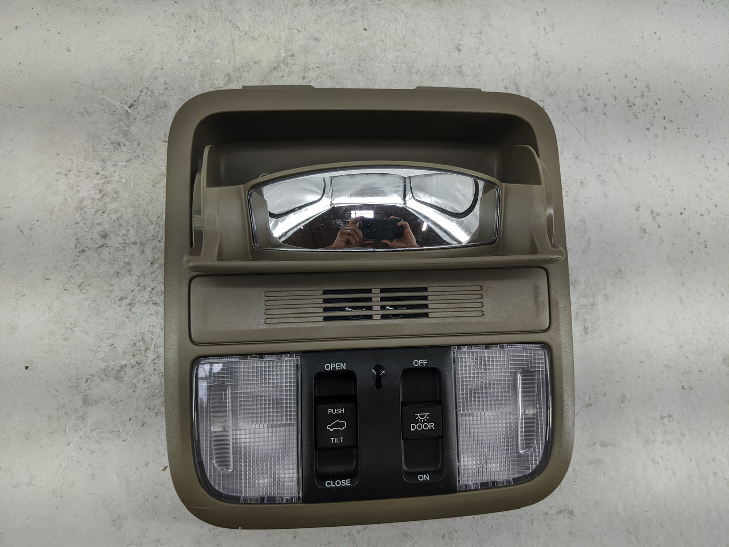 2019 Honda Odyssey Overhead Console W/rear Climate Control Tan - Oemusedautoparts1.com