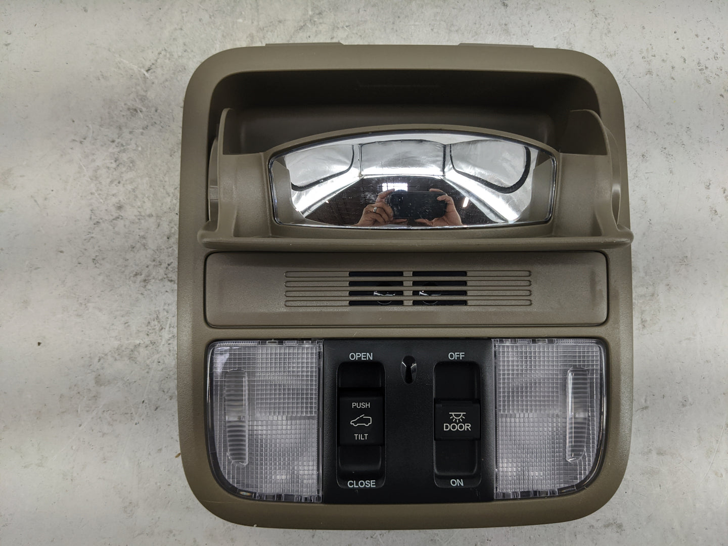 2019 Honda Odyssey Overhead Console W/rear Climate Control Tan - Oemusedautoparts1.com