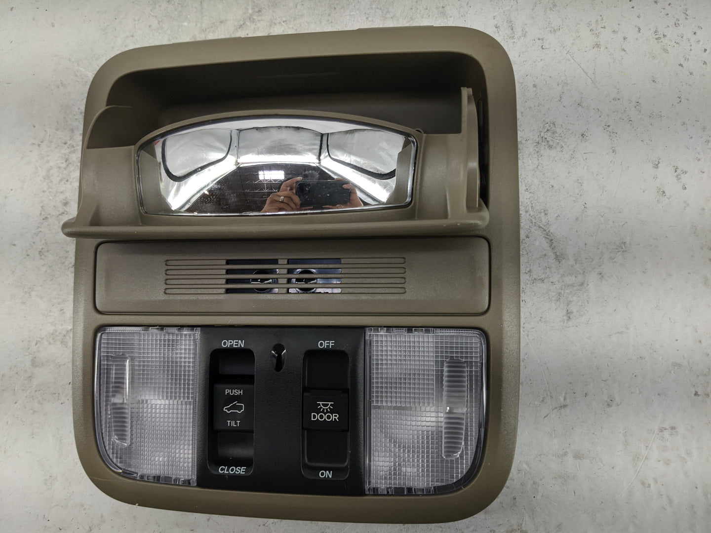2019 Honda Odyssey Overhead Console W/rear Climate Control Tan - Oemusedautoparts1.com