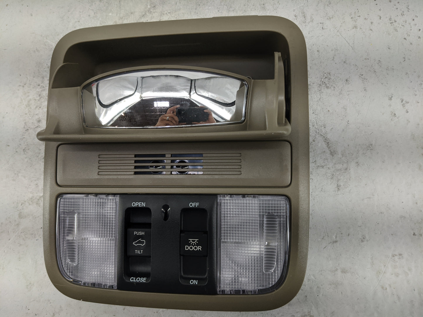 2019 Honda Odyssey Overhead Console W/rear Climate Control Tan - Oemusedautoparts1.com