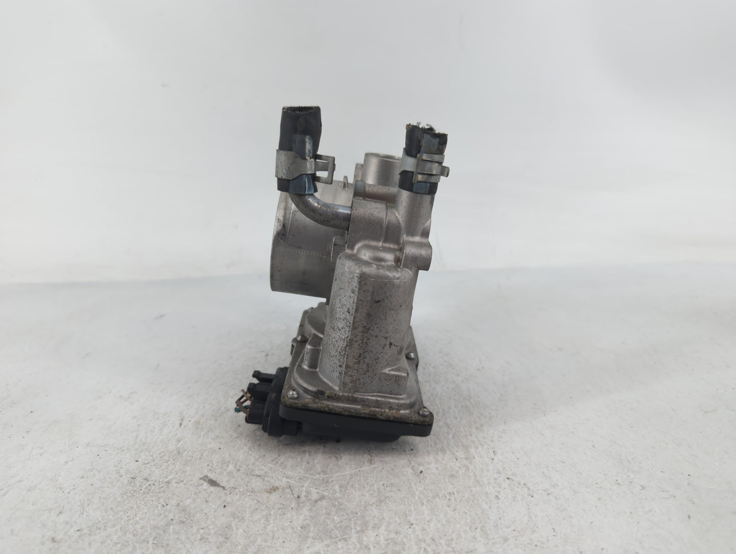 2012-2019 Hyundai Accent Throttle Body P/N:35100-2B300 Fits Fits 2012 2013 2014 2015 2016 2017 2018 2019 OEM Used Auto Parts
