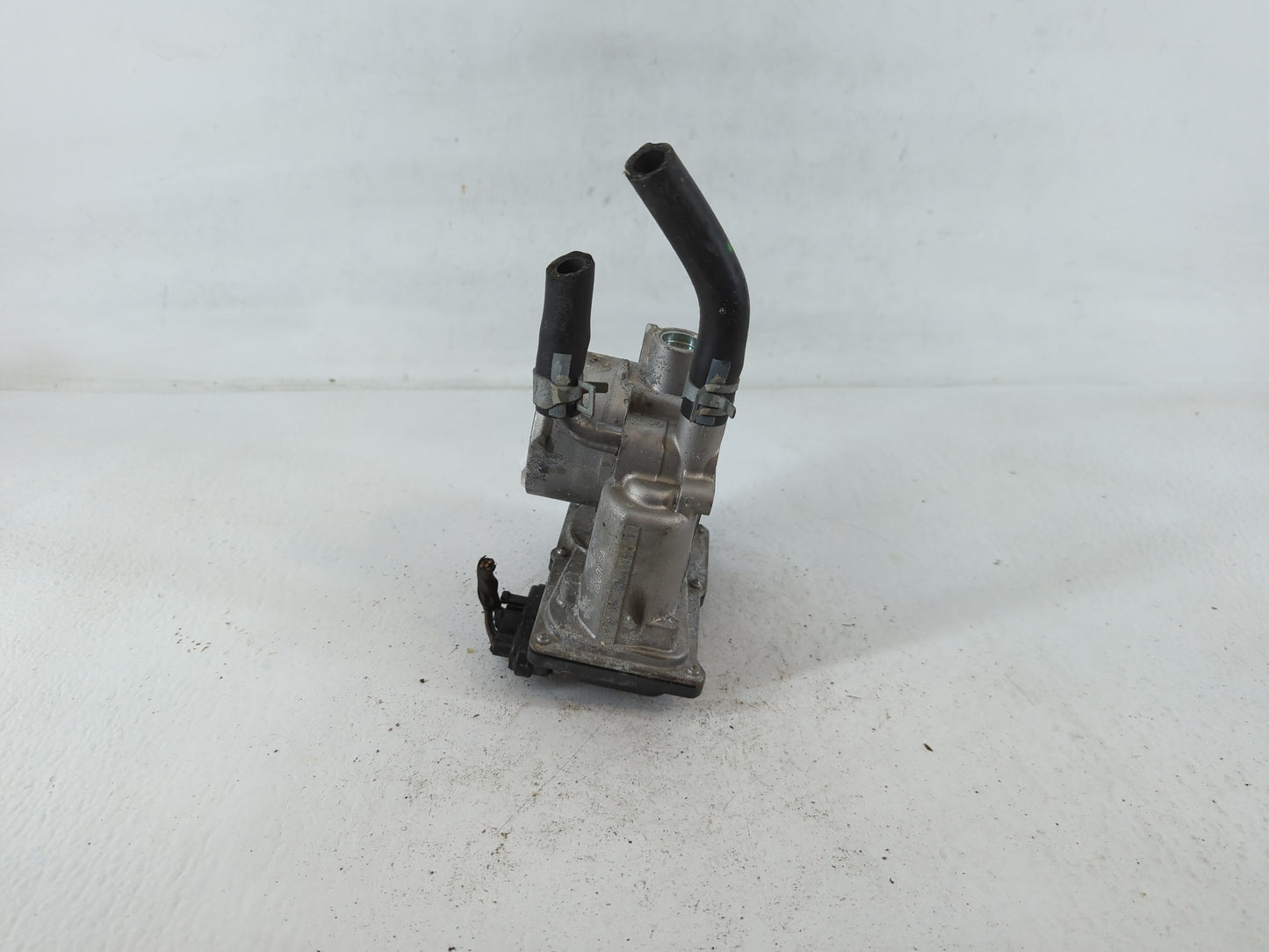 2012-2019 Hyundai Accent Throttle Body P/N:35100-2B300 Fits Fits 2012 2013 2014 2015 2016 2017 2018 2019 OEM Used Auto Parts