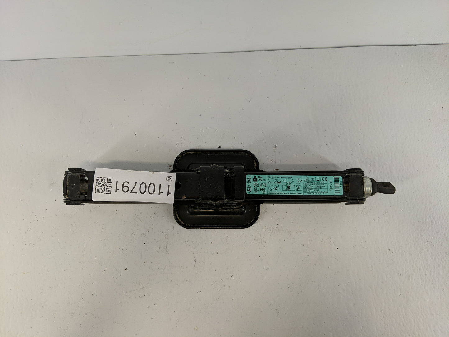 2019 Hyundai Elantra Spare Scissor Car Jack 1100791 - Oemusedautoparts1.com