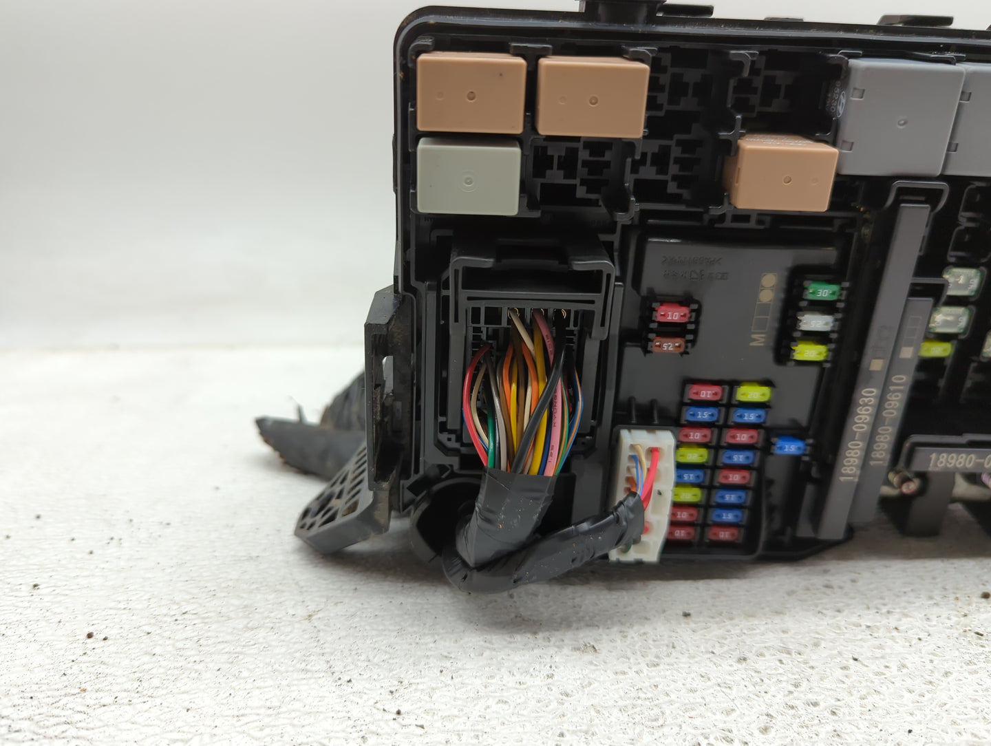 2019-2020 Hyundai Elantra Fusebox Fuse Box Panel Relay Module P/N:91956-F2025 Fits Fits 2019 2020 OEM Used Auto Parts - Oemu