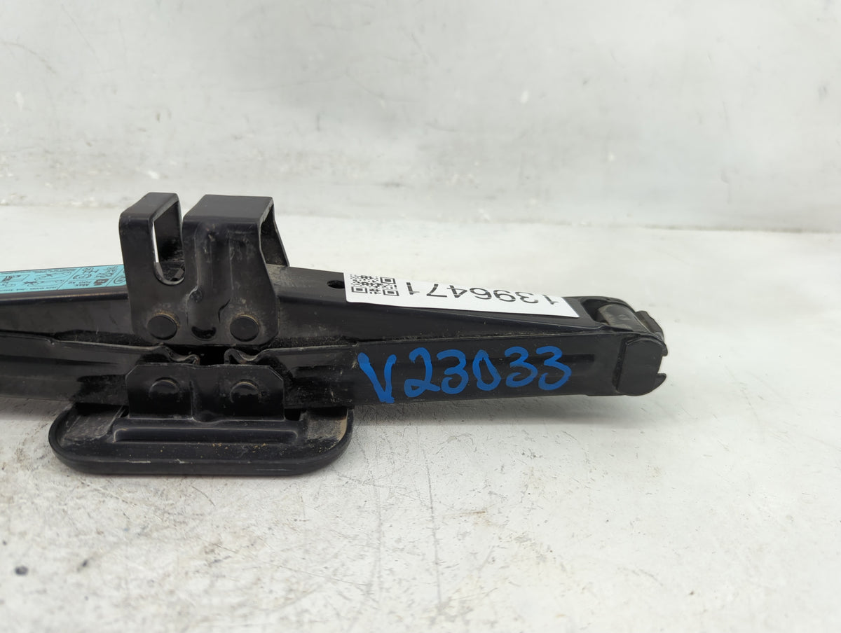 2019 Hyundai Elantra Spare Scissor Car Jack 1396471 - Oemusedautoparts1.com
