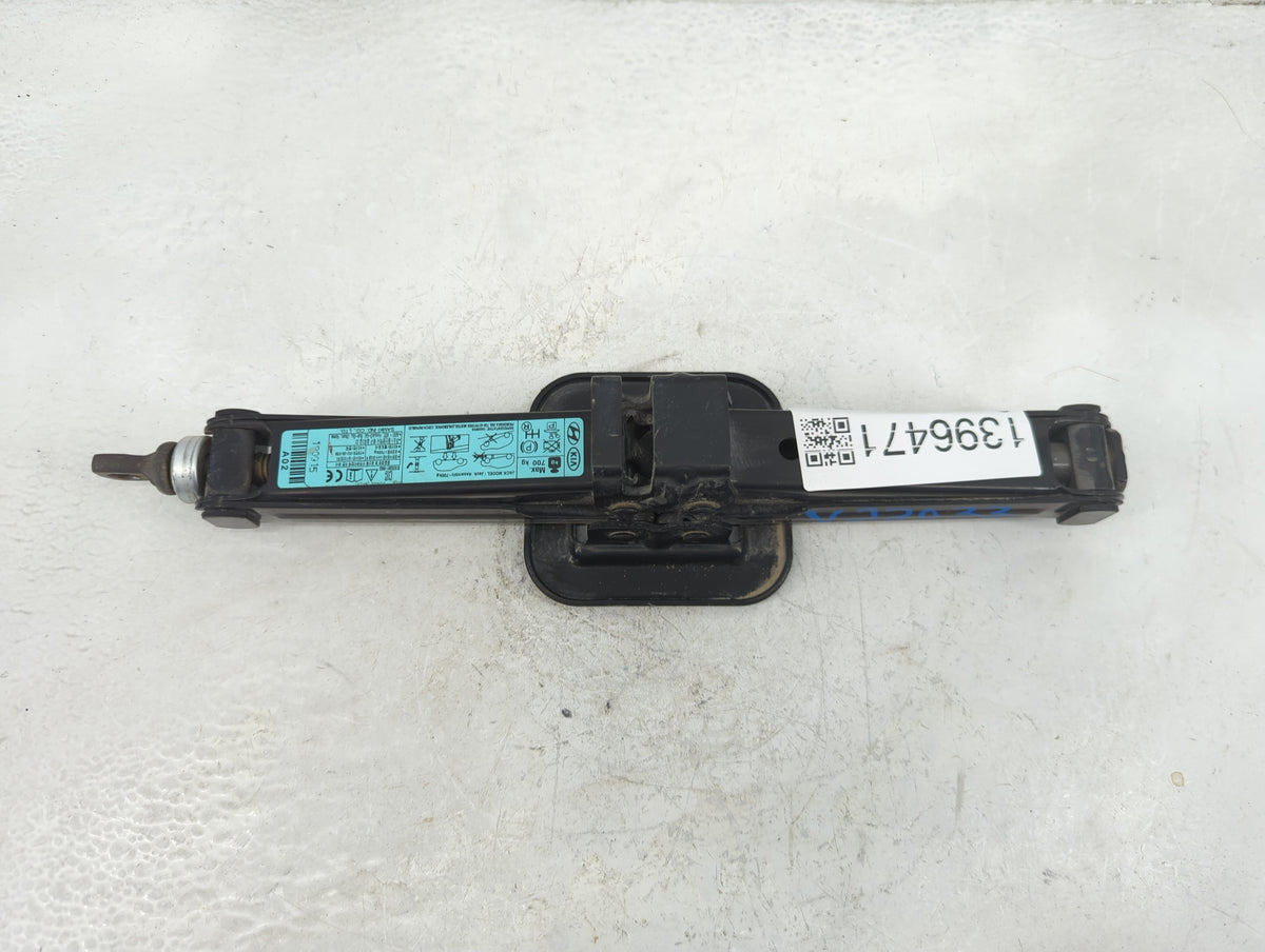 2019 Hyundai Elantra Spare Scissor Car Jack 1396471 - Oemusedautoparts1.com