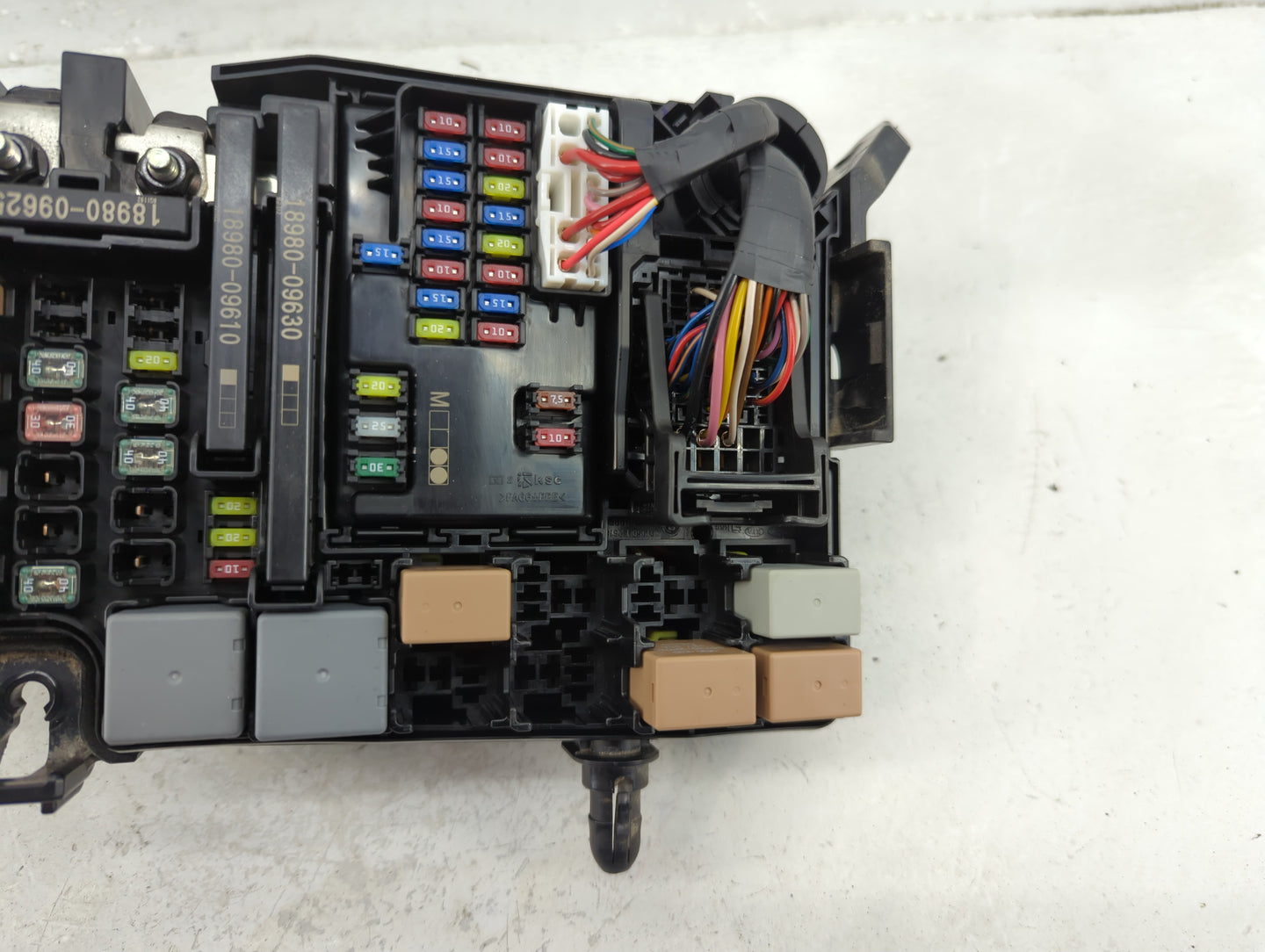 2019-2020 Hyundai Elantra Fusebox Fuse Box Panel Relay Module P/N:91956-F2025 Fits Fits 2019 2020 OEM Used Auto Parts - Oemu