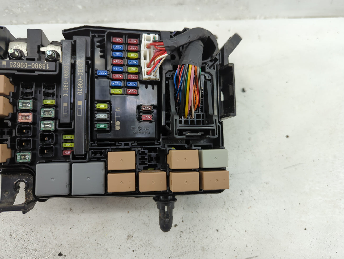 2019-2020 Hyundai Elantra Fusebox Fuse Box Panel Relay Module P/N:91260-F2290 Fits Fits 2019 2020 OEM Used Auto Parts - Oemu