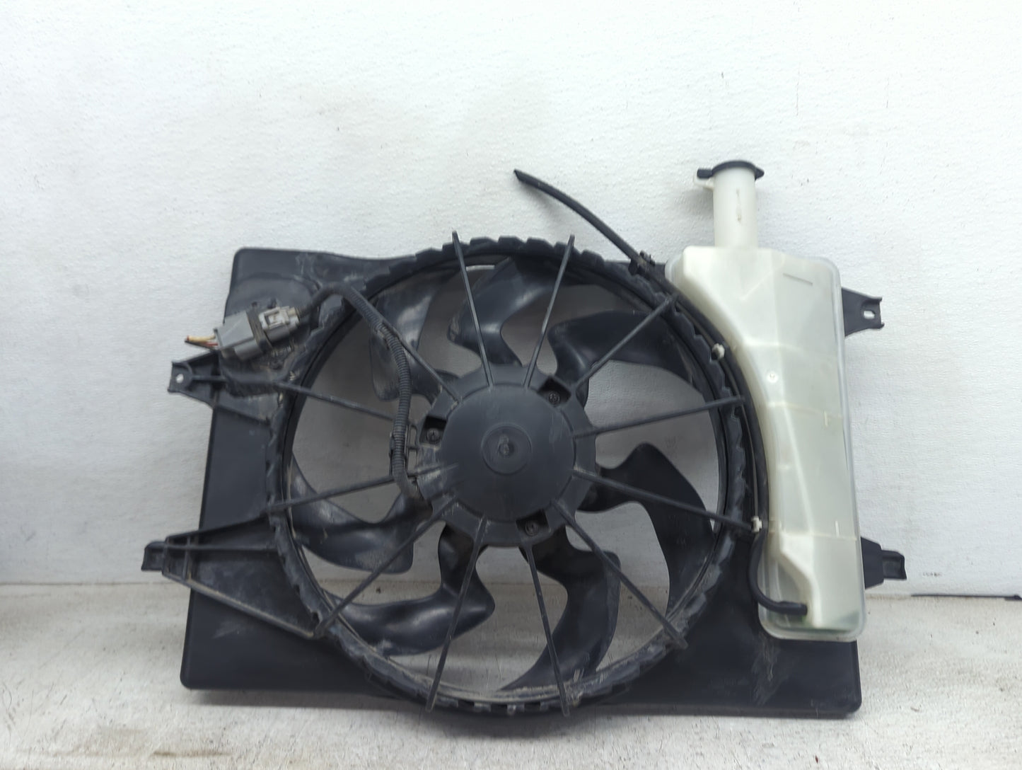 2019-2020 Hyundai Elantra Electric Radiator Cooling Fan Motor Assembly Fits Fits 2019 2020 2021 2022 OEM Used Auto Parts - O