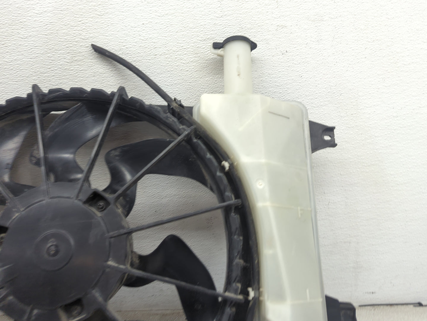 2019-2020 Hyundai Elantra Electric Radiator Cooling Fan Motor Assembly Fits Fits 2019 2020 2021 2022 OEM Used Auto Parts - O