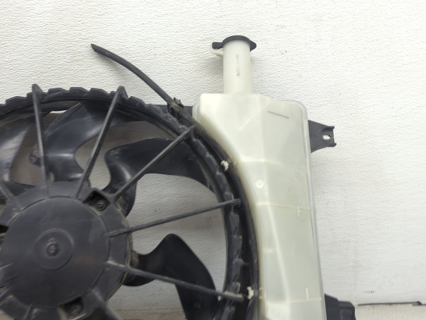 2019-2020 Hyundai Elantra Electric Radiator Cooling Fan Motor Assembly Fits Fits 2019 2020 2021 2022 OEM Used Auto Parts - O