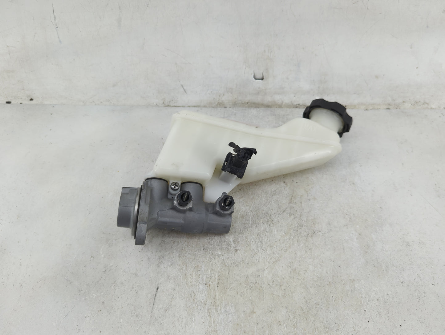 2017-2019 Hyundai Elantra Brake Master Cylinder 1489164 - Oemusedautoparts1.com