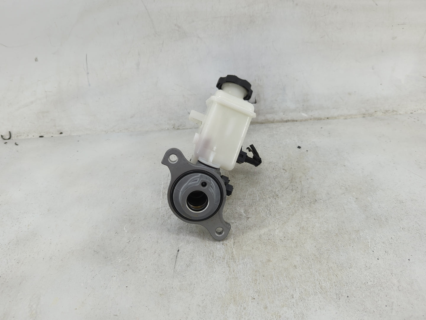 2017-2019 Hyundai Elantra Brake Master Cylinder 1489164 - Oemusedautoparts1.com