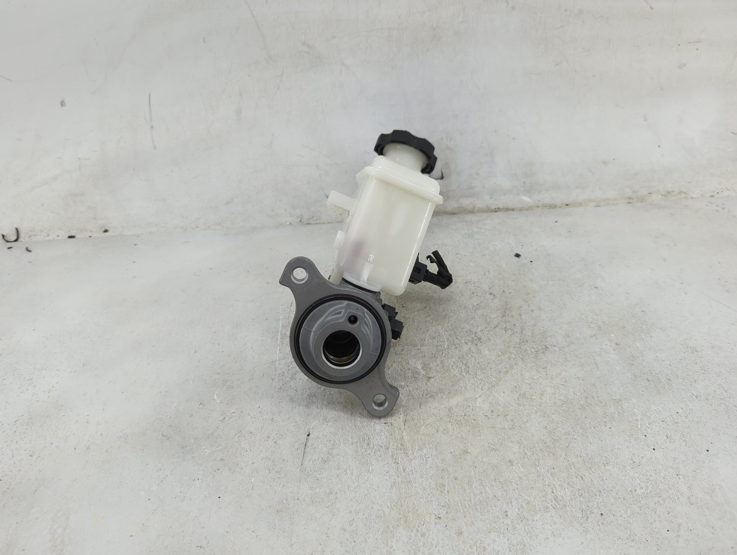 2017-2019 Hyundai Elantra Brake Master Cylinder 1489164 - Oemusedautoparts1.com