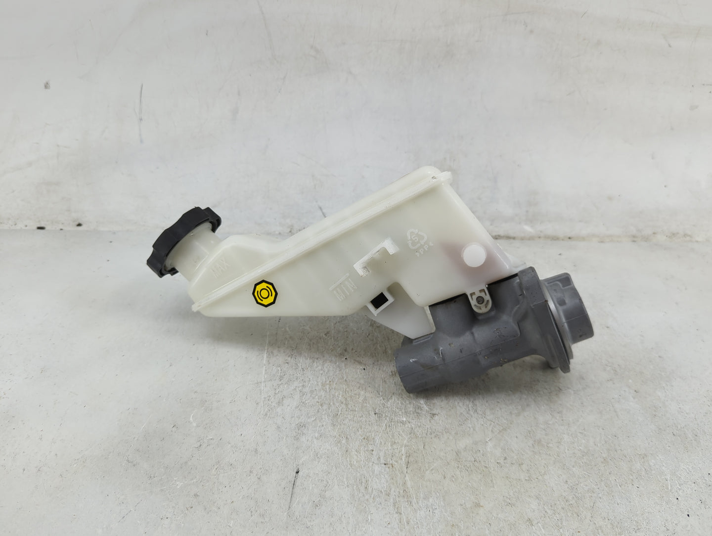 2017-2019 Hyundai Elantra Brake Master Cylinder 1489164 - Oemusedautoparts1.com
