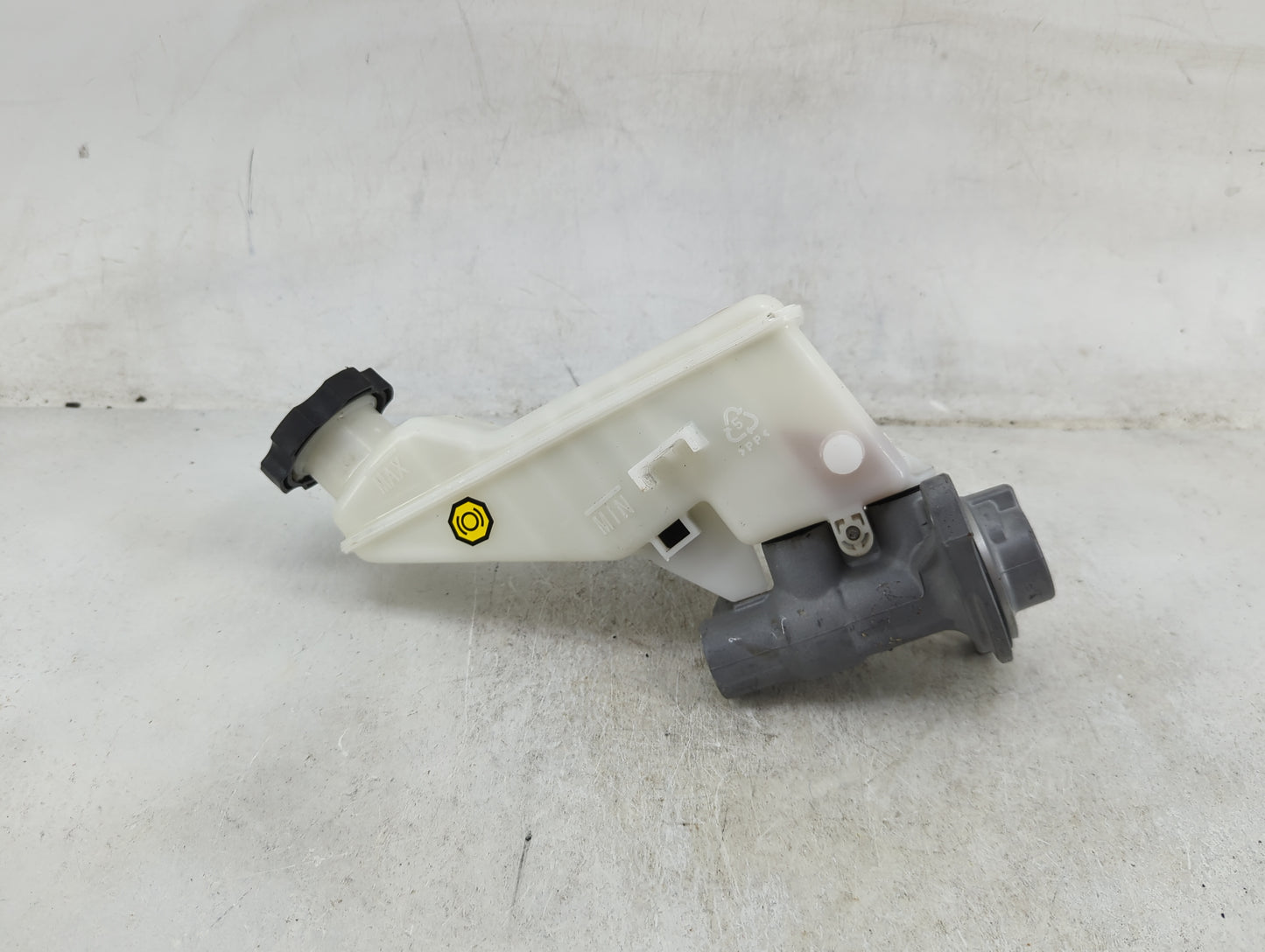 2017-2019 Hyundai Elantra Brake Master Cylinder 1489164 - Oemusedautoparts1.com