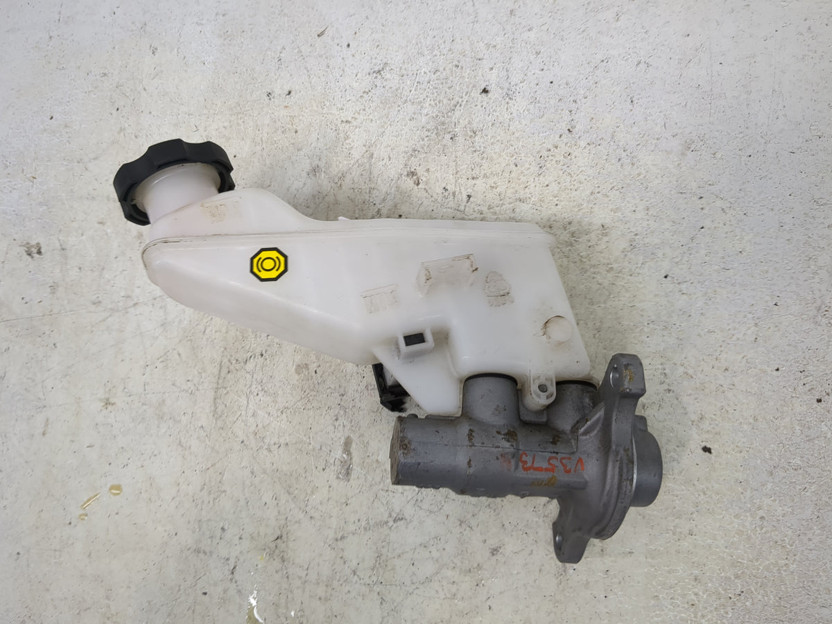 2017-2019 Hyundai Elantra Brake Master Cylinder 1513204 - Oemusedautoparts1.com