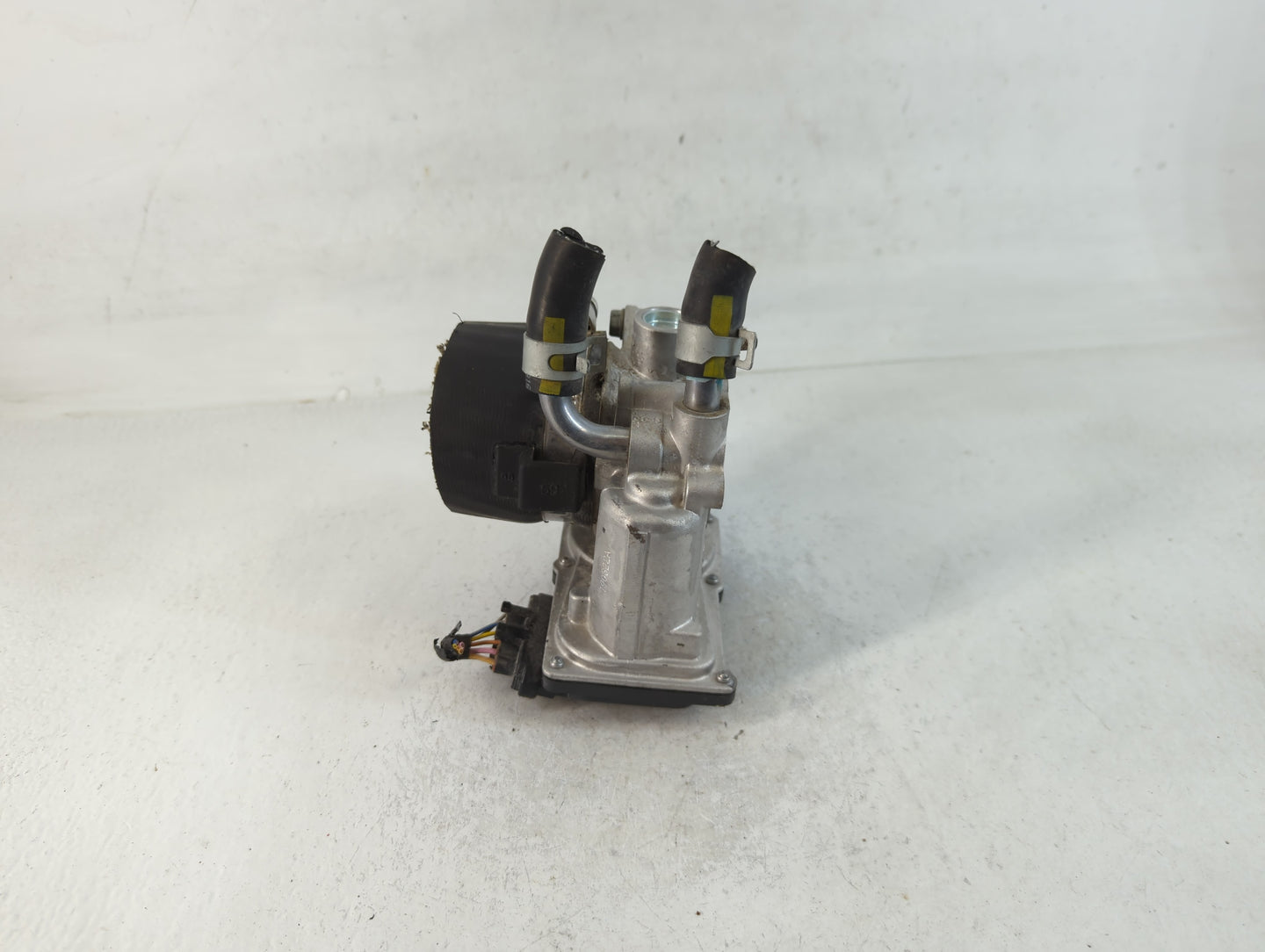 2017-2020 Hyundai Elantra Throttle Body P/N:35100-2B340 Fits Fits 2015 2016 2017 2018 2019 2020 2021 2022 OEM Used Auto Part