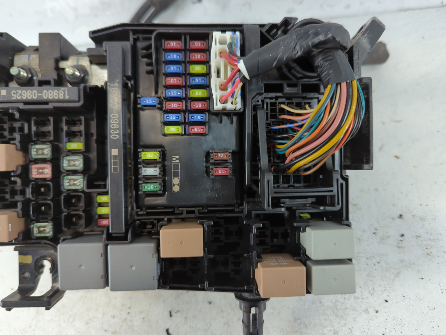 2019-2020 Hyundai Elantra Fusebox Fuse Box Panel Relay Module P/N:91956-F2025 Fits Fits 2019 2020 OEM Used Auto Parts - Oemu
