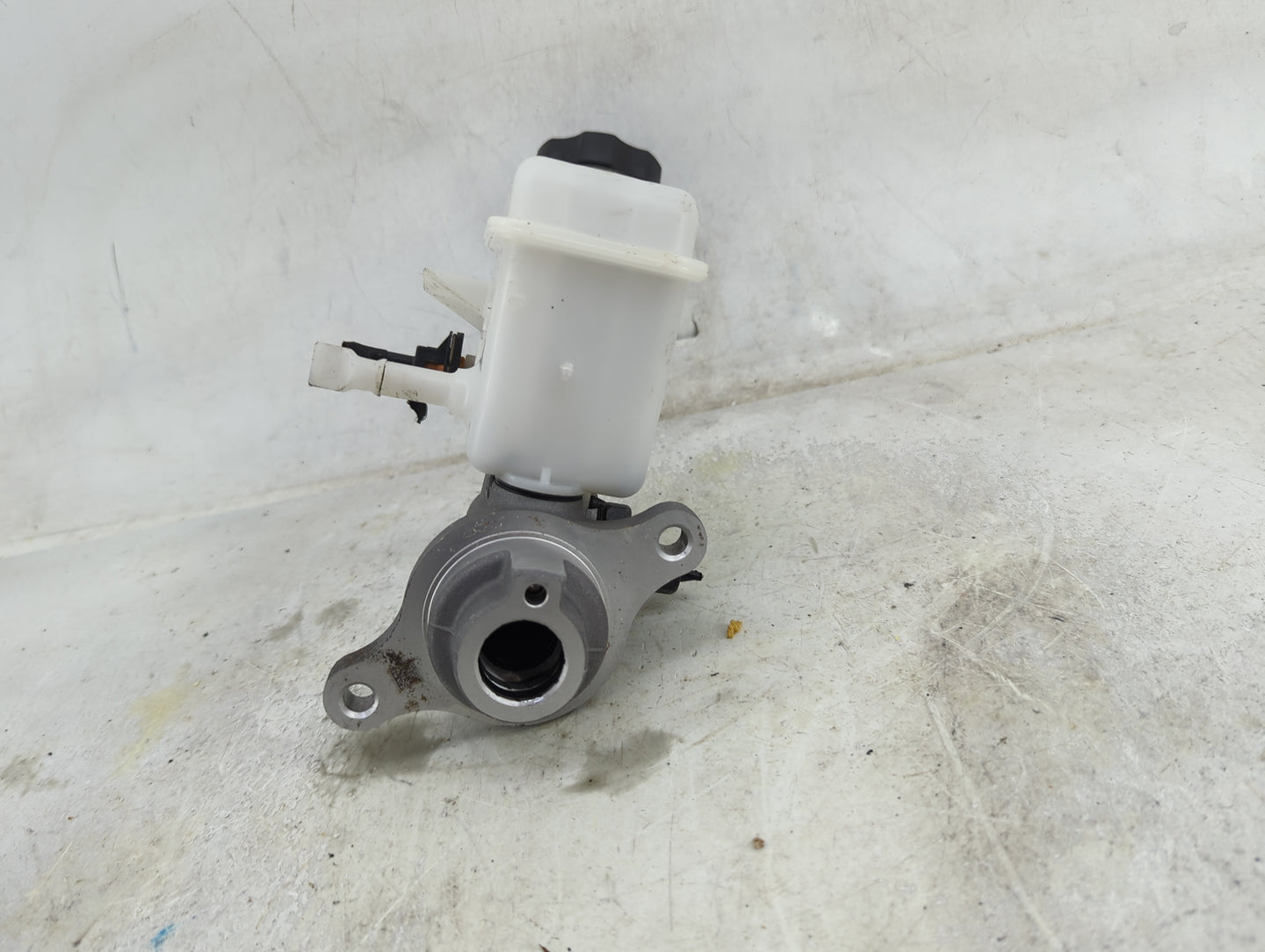 2018-2021 Hyundai Kona Brake Master Cylinder 1490872 - Oemusedautoparts1.com