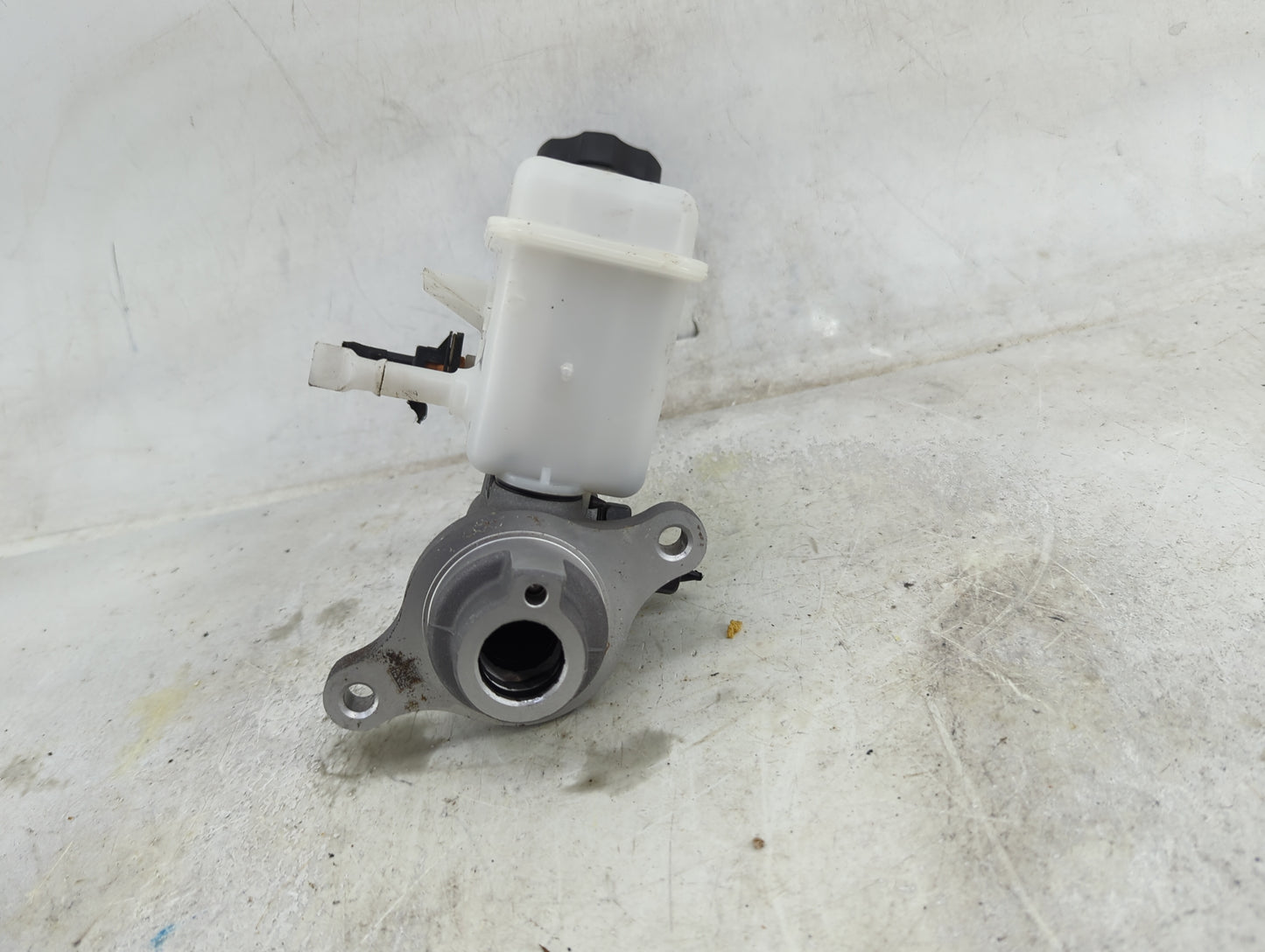2018-2021 Hyundai Kona Brake Master Cylinder 1490872 - Oemusedautoparts1.com