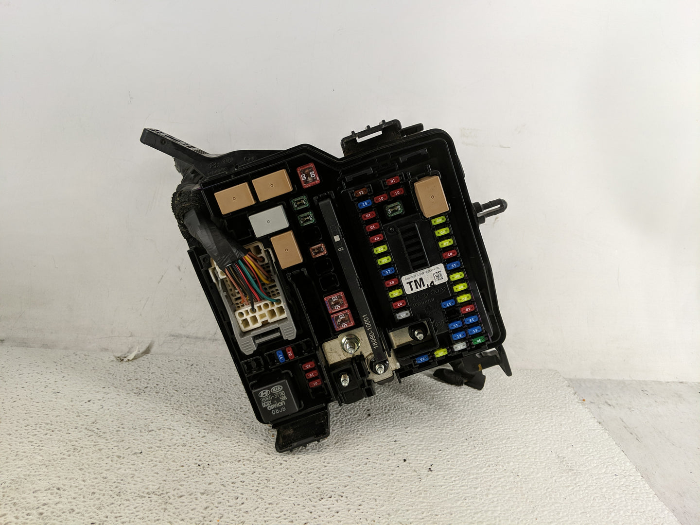 2019-2020 Hyundai Santa Fe Fusebox Fuse Box Panel Relay Module P/N:91200S2400TA Fits Fits 2019 2020 OEM Used Auto Parts - Oe