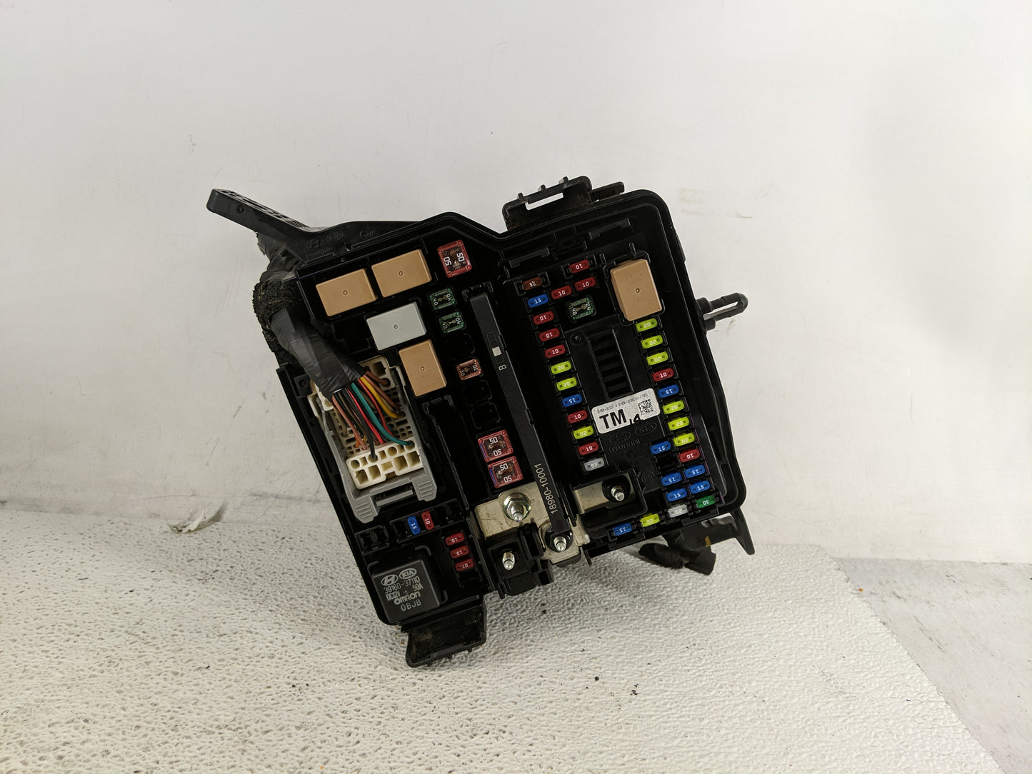 2019-2020 Hyundai Santa Fe Fusebox Fuse Box Panel Relay Module P/N:91200S2400TA Fits Fits 2019 2020 OEM Used Auto Parts - Oe