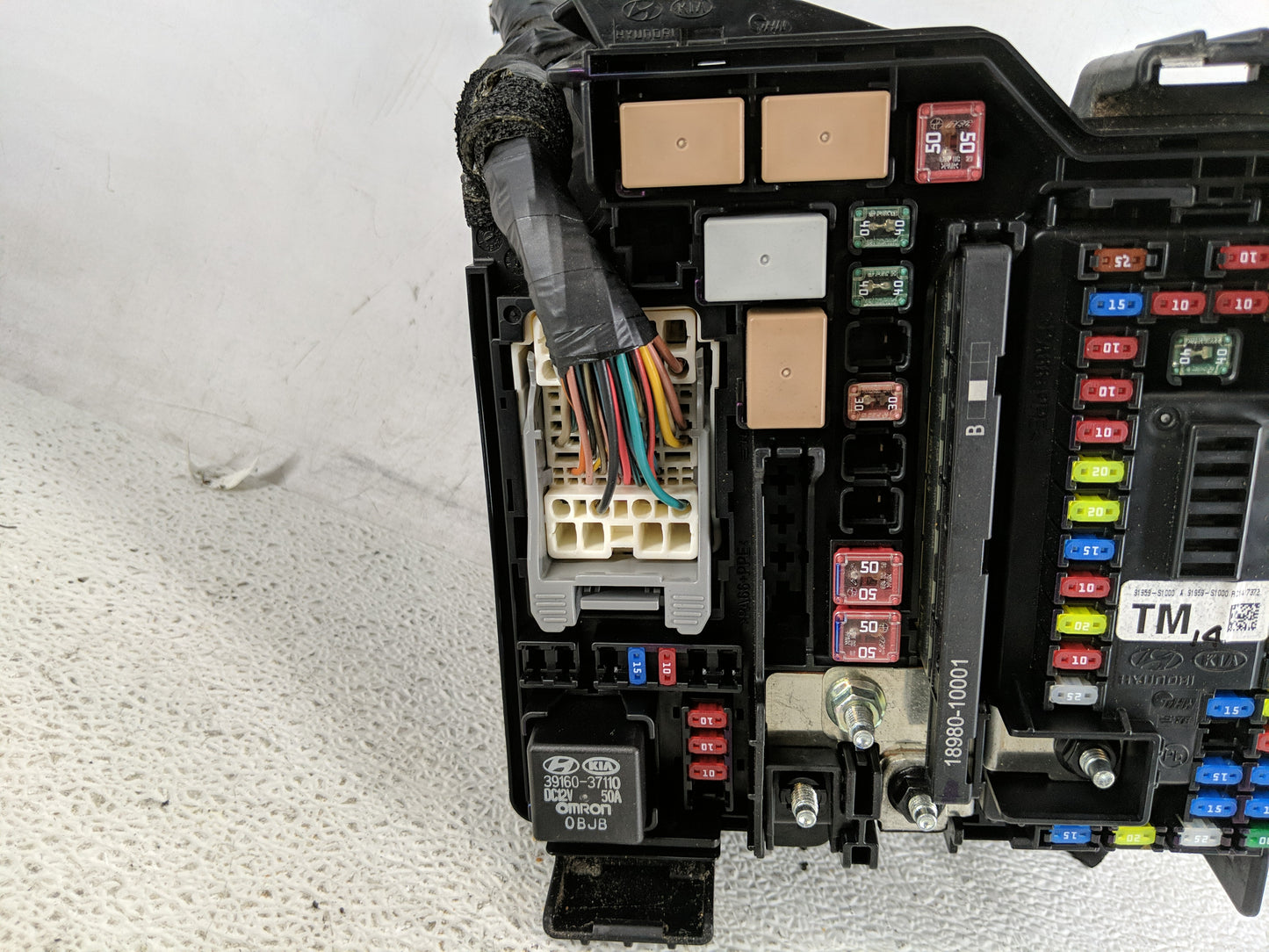 2019-2020 Hyundai Santa Fe Fusebox Fuse Box Panel Relay Module P/N:91200S2400TA Fits Fits 2019 2020 OEM Used Auto Parts - Oe