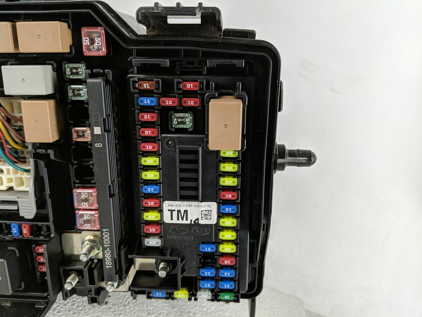 2019-2020 Hyundai Santa Fe Fusebox Fuse Box Panel Relay Module P/N:91200S2400TA Fits Fits 2019 2020 OEM Used Auto Parts - Oe