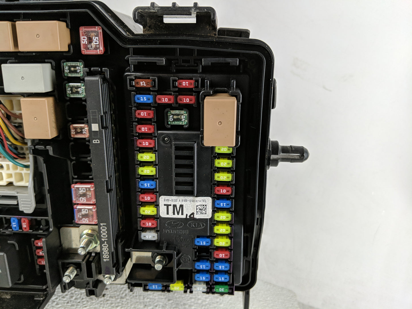 2019-2020 Hyundai Santa Fe Fusebox Fuse Box Panel Relay Module P/N:91200S2400TA Fits Fits 2019 2020 OEM Used Auto Parts - Oe