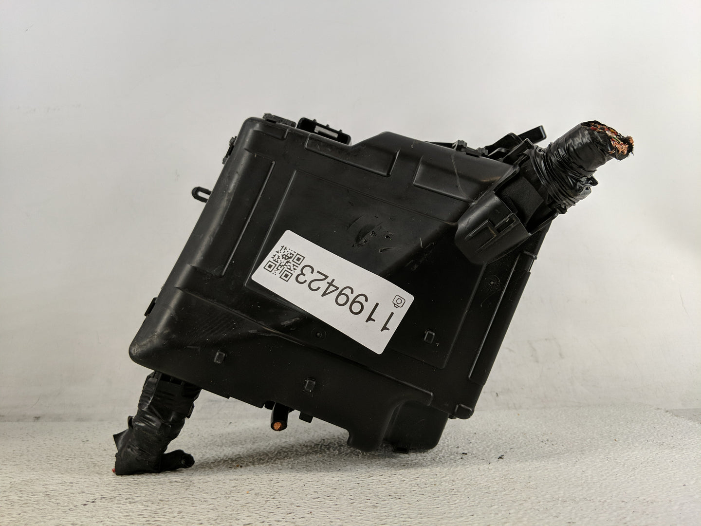 2019-2020 Hyundai Santa Fe Fusebox Fuse Box Panel Relay Module P/N:91200S2400TA Fits Fits 2019 2020 OEM Used Auto Parts - Oe