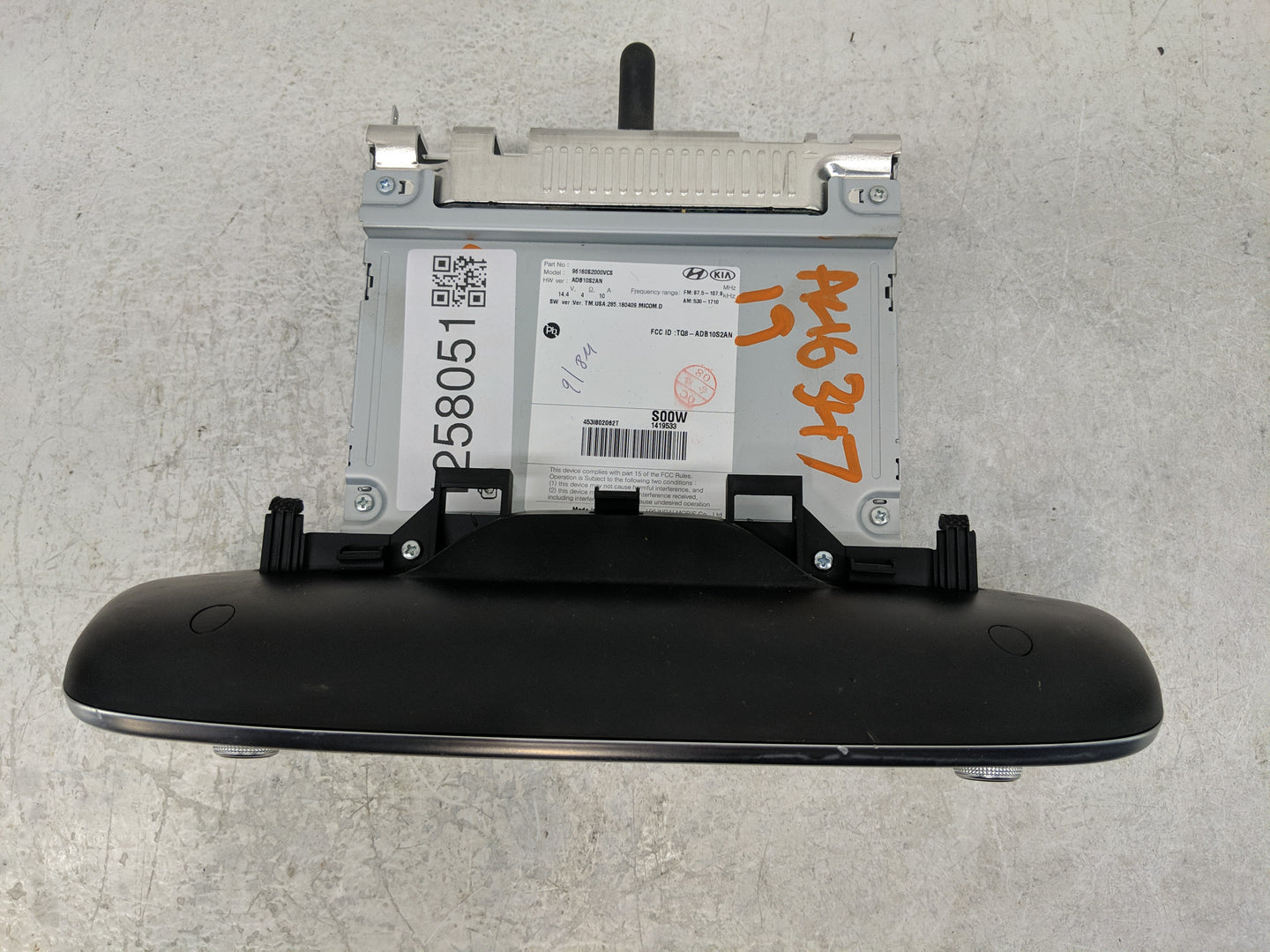 2019-2020 Hyundai Santa Fe Radio AM FM Cd Player Receiver Replacement P/N:96160S2000VCS Fits Fits 2019 2020 OEM Used Auto Pa