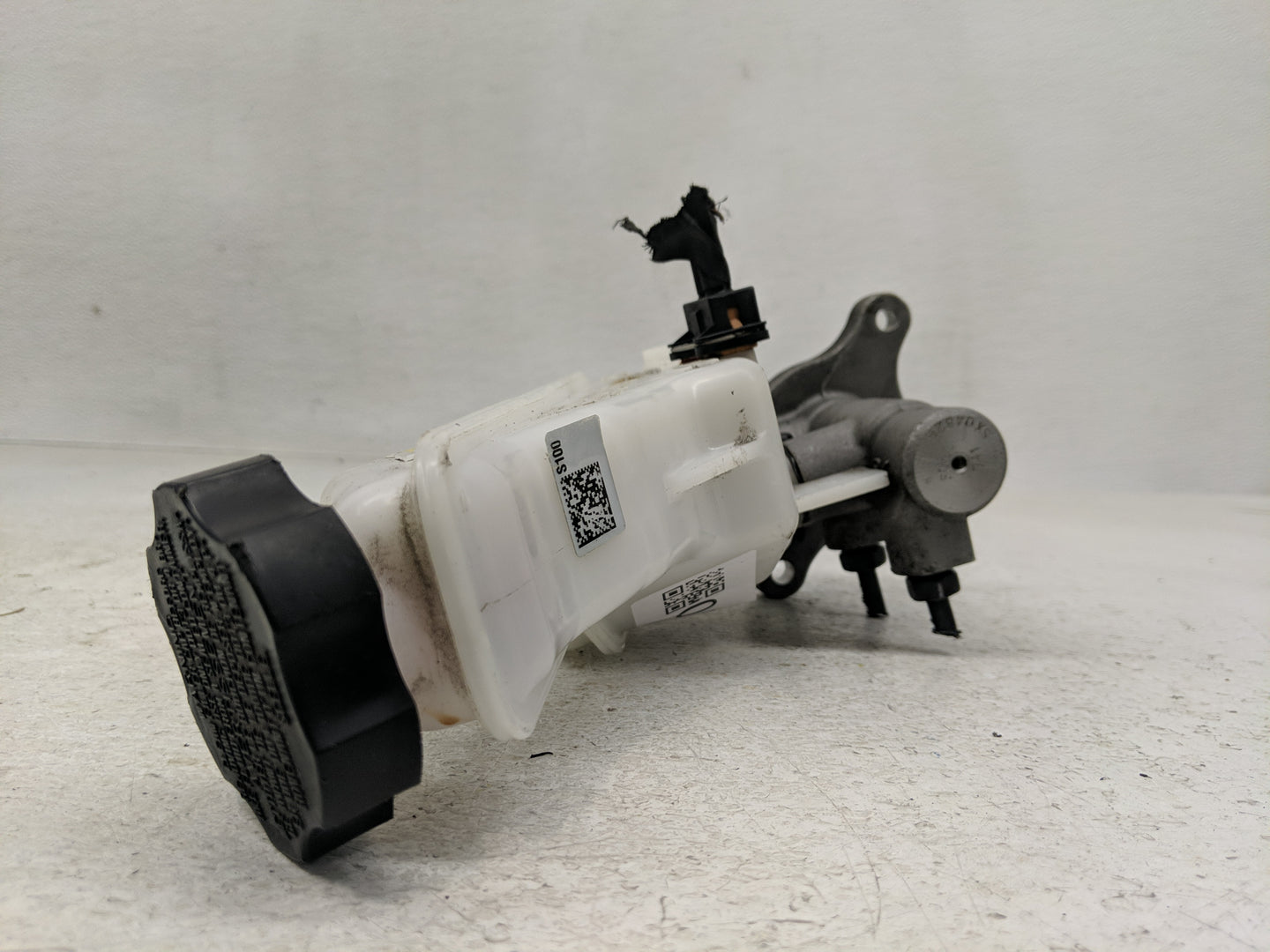2019-2020 Hyundai Santa Fe Brake Master Cylinder - Oemusedautoparts1.com