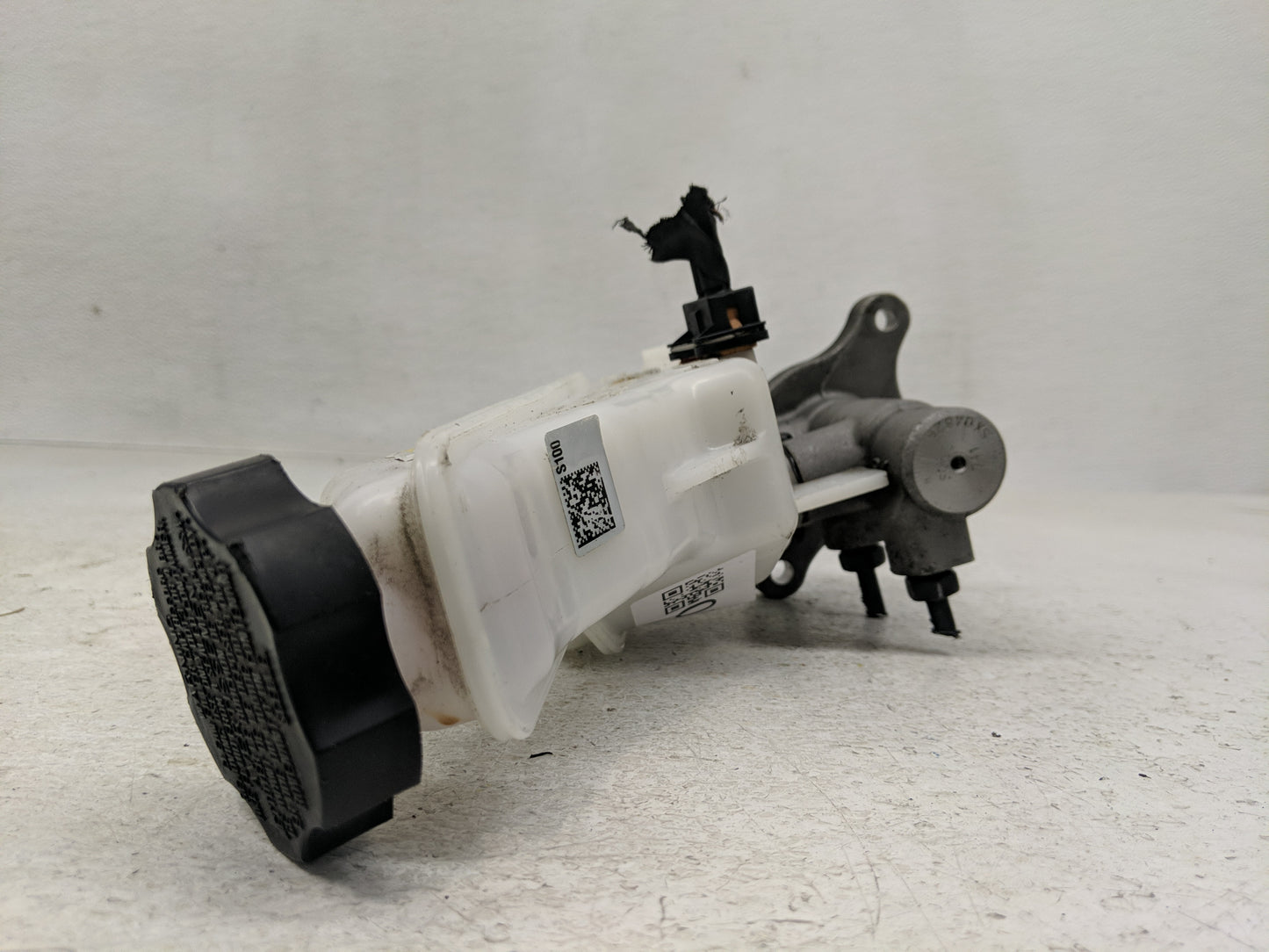 2019-2020 Hyundai Santa Fe Brake Master Cylinder - Oemusedautoparts1.com