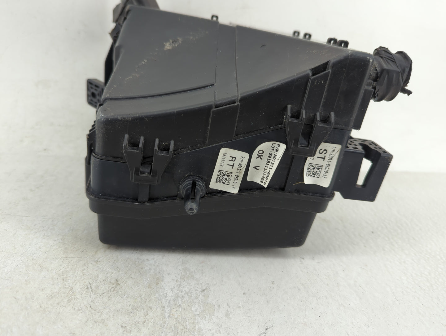 2017-2019 Hyundai Santa Fe Fusebox Fuse Box Panel Relay Module P/N:91311 B8010 Fits Fits 2017 2018 2019 OEM Used Auto Parts 