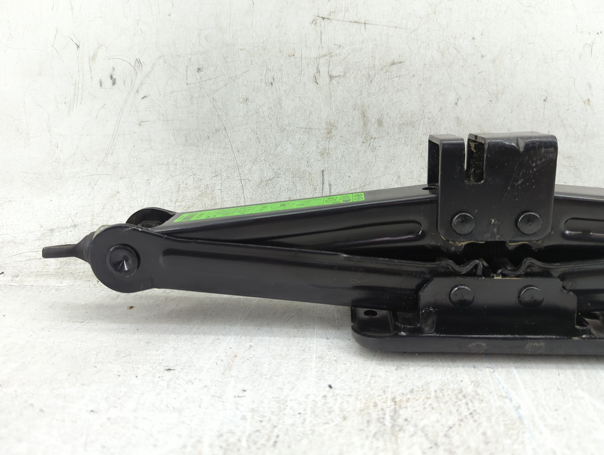 2019 Hyundai Santa Fe Spare Scissor Car Jack 1431646 - Oemusedautoparts1.com